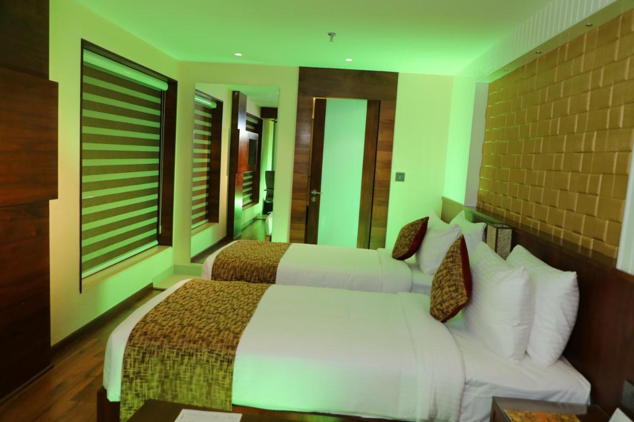 Coral Isle Hotel Kochi Exterior photo